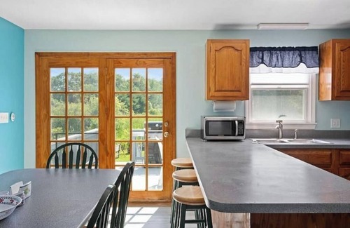York Beach Apartment | 2 bed 1.5 bath quiet location with a yard 10 min walk to beach and downtown
