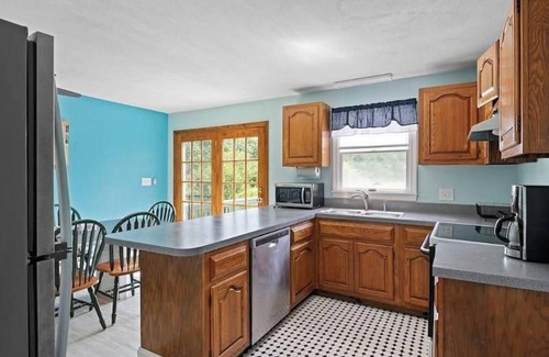 York Beach Apartment | 2 bed 1.5 bath quiet location with a yard 10 min walk to beach and downtown