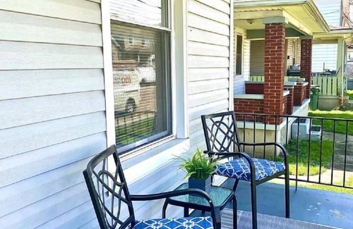 Hamilton House | 2 bed /1.5 bath - Sleeps 6 -Comfy Hamilton home