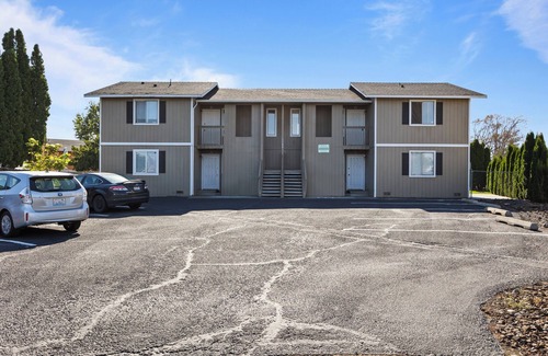 Tri-Cities Apartment | 2 Bed/1 Bath-sleeps 6, pets allowed-Central Location in Cul de Sac