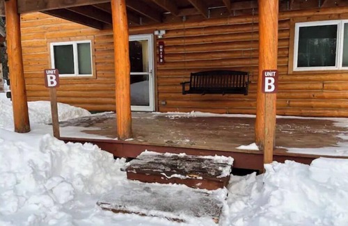Badger House | 2 Bed/1Bath Triplex Log Cabin - Unit B