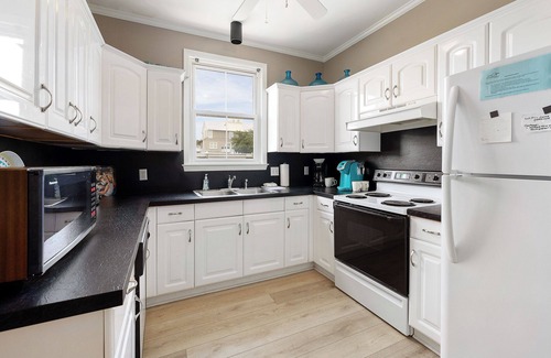 Saint Simons Island House | 2 bed/2.5 bath upstairs Unit - Walk to the Beach!