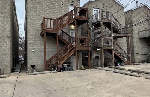 Near West Side Apartment | 2-Bed 2-Bath Apt | close to UC w/Free Parking