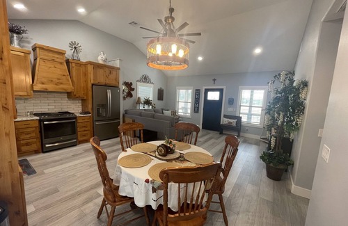 Caldwell Cabin | 2 bed, 2 bath cabin located in the country just west of College Station.