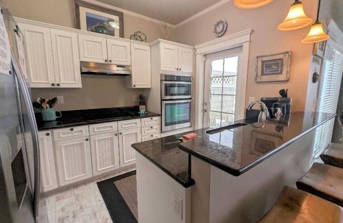 Florence House | 2 bed, 2 bath Hecta Beach front home - Traxler's Surfside Cottage