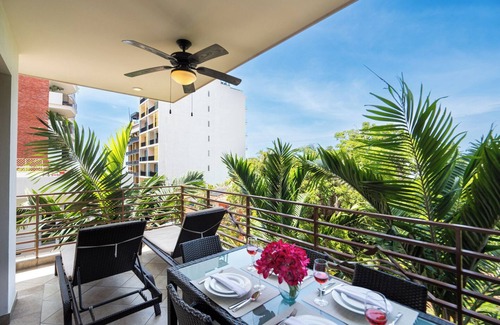 Conchas Chinas Condo | 2 Bed 2 Bath Partial Ocean View Corner Suite · R104