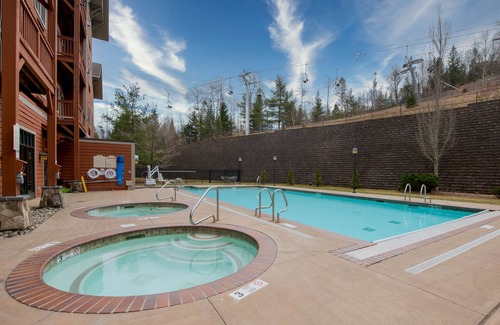 Hunter Condo | 2 bed/2 bath w/sauna, steam room, hot tub, heated pool, exercise and game rooms!