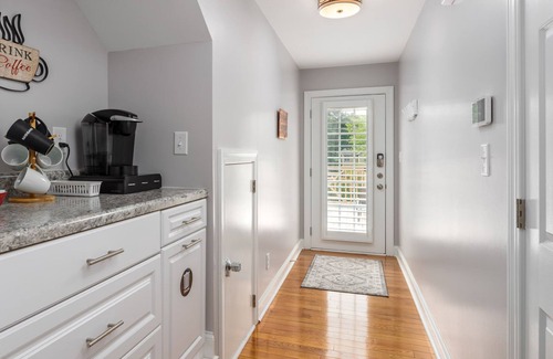 High Point House | 2 bed/2 bath with LR, DR, Kitchen, Laundry & Deck. Parties are not allowed.
