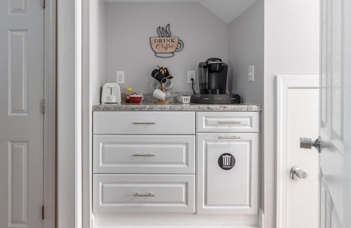 High Point House | 2 bed/2 bath with LR, DR, Kitchen, Laundry & Deck. Parties are not allowed.