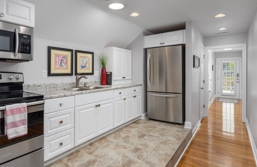 High Point House | 2 bed/2 bath with LR, DR, Kitchen, Laundry & Deck. Parties are not allowed.