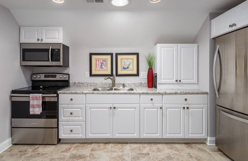 High Point House | 2 bed/2 bath with LR, DR, Kitchen, Laundry & Deck. Parties are not allowed.