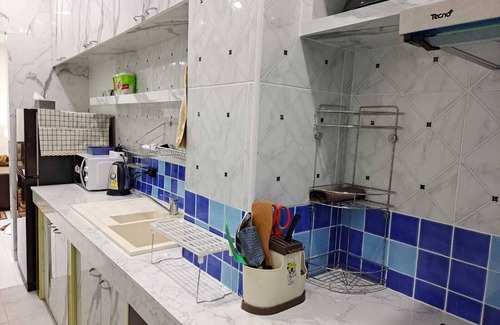 Bangkok Central Business District Apartment | 2 bed 2 bath modern city center ground floor apartment. Free wifi, gym and pool