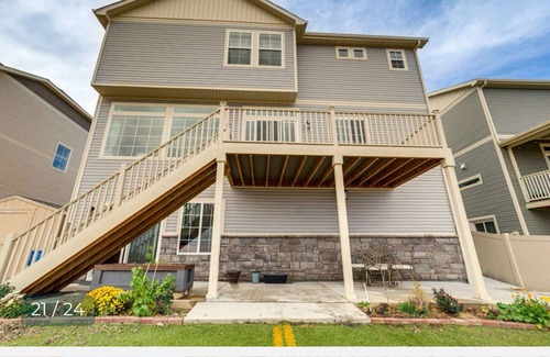Aurora House | 2 bed And two bath apprtment. Private entrance requires small steps to get in.