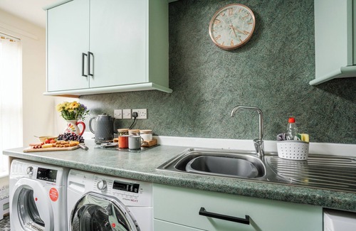 Manchester Apartment | 2 Bed Apt w/ensuite - nr Univ/Hospitals/PLAB/Academy/o2 Apollo with Free Parking