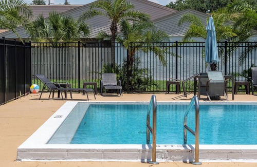 Nichols Condo | 2 Bed Condo w/Pool 1 hr to Theme Parks and Beaches