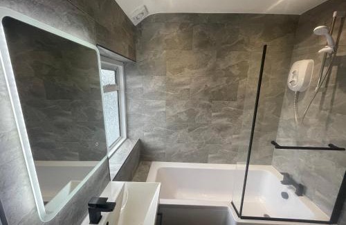 Pinkwell Apartment | 2 Bed Flat near Heathrow Airport & Elizabeth Line