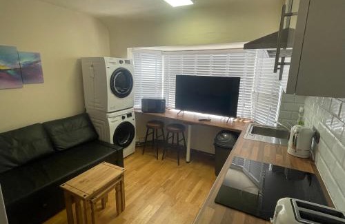 Pinkwell Apartment | 2 Bed Flat near Heathrow Airport & Elizabeth Line