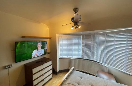 Pinkwell Apartment | 2 Bed Flat near Heathrow Airport & Elizabeth Line