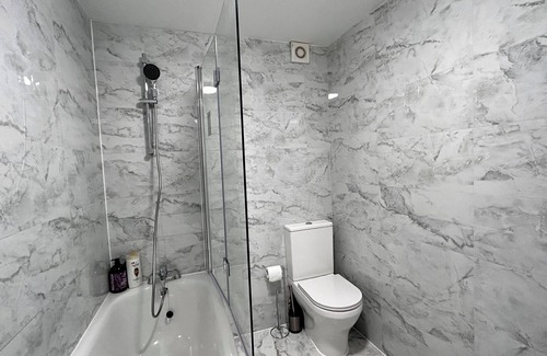 Hillingdon Apartment | 2 Bed Flat near Heathrow Airport with Free Parking and WiFi