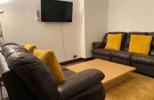 Cwmbrwla Apartment | 2 Bed Flat - Sleeps 7 - Parking - Wifi