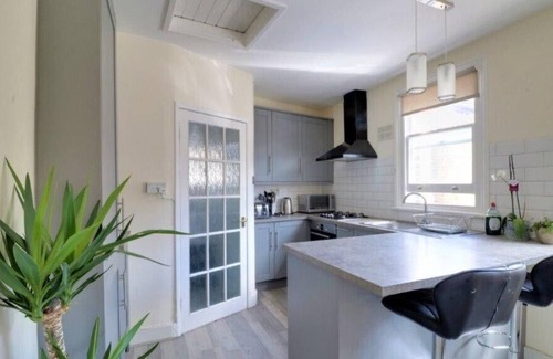 Southfields Apartment | 2 Bed Flat with everything you need for a lovely stay in Southfields London SW18
