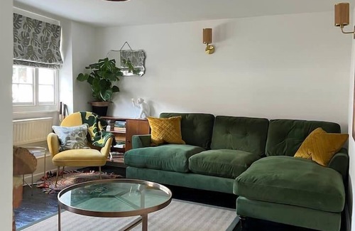 Colchester House | 2 Bed Grade 2 - Dates back to 1500's
