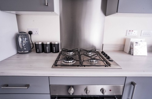 Salford House | 2-Bed House with canal view, Garden & PetsOk