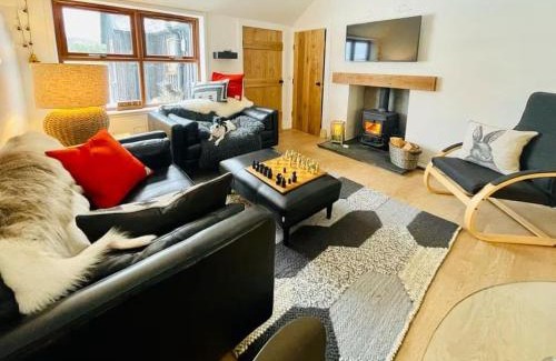 Stirling House | 2 bed lodge with private hot tub in Aviemore