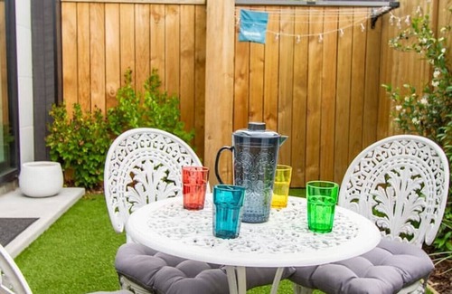 Christchurch City Centre House | 2-Bed Oasis with a King Bed and Green Accents