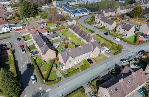 Longcroft Apartment | 2-Bed Townhouse | Free Parking | Near City