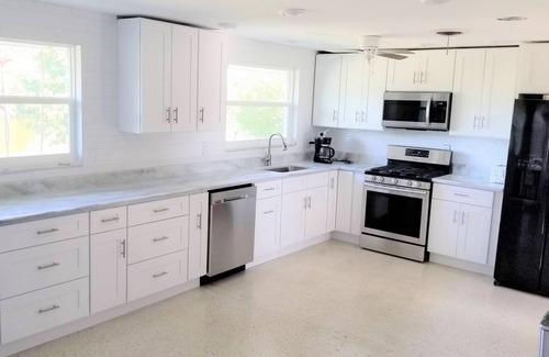 Venice Gardens House | 2 Bed w/Private Pool on Canal/Cul-de-sac, minutes from the Beach, Dog friendly