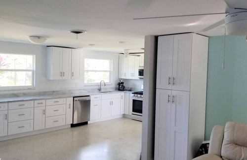 Venice Gardens House | 2 Bed w/Private Pool on Canal/Cul-de-sac, minutes from the Beach, Dog friendly