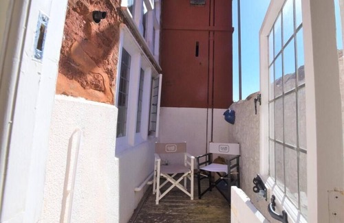 Shaldon House | 2 bed wing ON the beach in historic building. Quaint level seaside village.