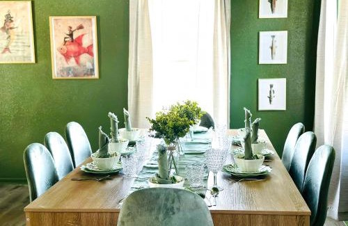 Russell House | 2 Bed1bathkitchengrillfirepit-sleeps 6pp