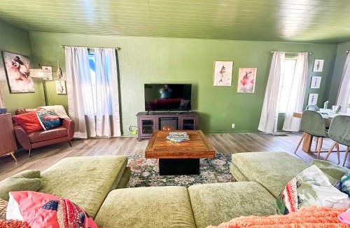 Russell House | 2 Bed1bathkitchengrillfirepit-sleeps 6pp