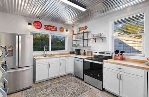 Biggar Apartment | 2 bedroom, 1 bath pool view Private suite