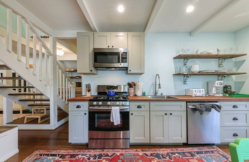 Truckee Cabin | 2 bedroom, 1 bath, sleeps 4. West End of Donner Lake: DLR#031