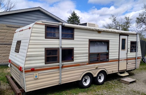 Wayne House | 2-bedroom 1985 Yellowstone min from Indianapolis motor speedway and airport.