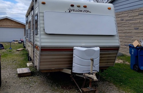 Wayne House | 2-bedroom 1985 Yellowstone min from Indianapolis motor speedway and airport.