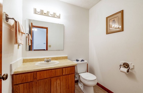 DuBois Condo | 2 Bedroom, 2 Bath Condo in Lakeside Resort Community (1 Queen & 2 Twin Beds)