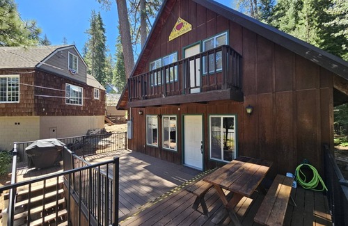 Donner Lake Woods Cabin | 2 bedroom, 2 bath, sleeps 6 adults. West End of Donner Lake DLR#011
