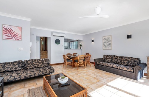 Clifton Beach Apartment | 2 Bedroom 2 Bathroom Beachfront Apartment in Clifton Beach