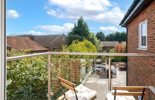 Reigate Apartment | 2 Bedroom 2 Bathrooms Parking Electric Charger Juliet Balcony Close to Reigate Station Centre - 2230