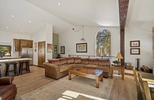 Mammoth Lakes House | 2 Bedroom 3 Bath Condo with Western Charm near The Village