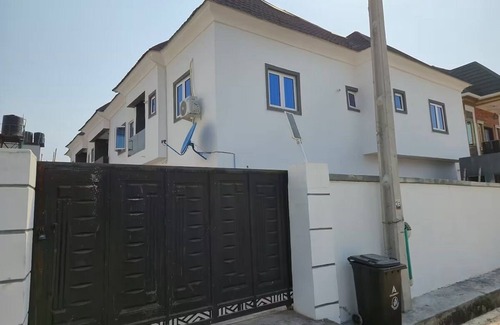 Sangotedo Apartment | 2 Bedroom 5G WIFI | Work Desk 24/7 Security