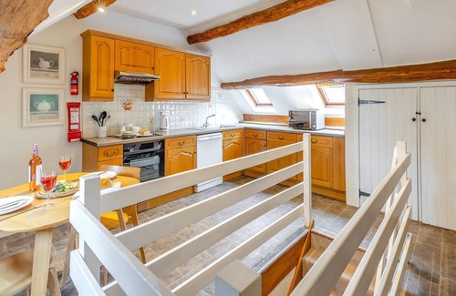 Hay-on-Wye Cabin | 2 bedroom accommodation in Ridgeway Cross, near Malvern