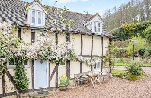 Hay-on-Wye Cabin | 2 bedroom accommodation in Ridgeway Cross, near Malvern