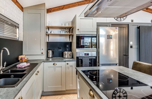 Saintbury Ski Chalet | 2 bedroom accommodation in Snitterfield, Stratford Upon Avon