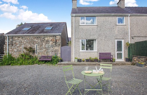 Llangefni Cottage | 2 bedroom accommodation in Bodffordd, near Llangefni