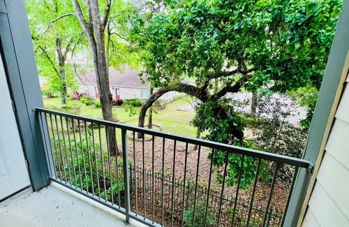 Grogan's Mill Apartment | 2-Bedroom apartment with AC, 2-Full Baths, FREE Parking, FREE laundry in Unit